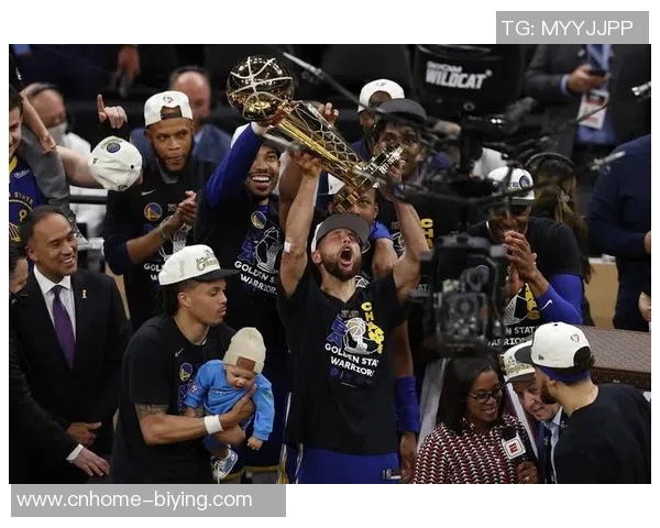 库里当选最佳队友奖亚当斯紧随其后仅差20分表现出色